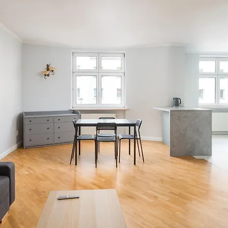 Zabkowska 2-bedroom By Bookinghost *