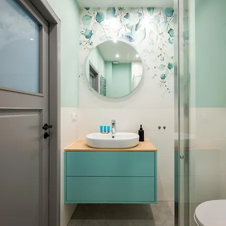 Zabkowska 2-bedroom By Bookinghost شقة